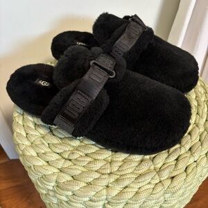 UGG Black Fuzzy Wool Closed Round Toe Logo Print Strap Slippers NWOB